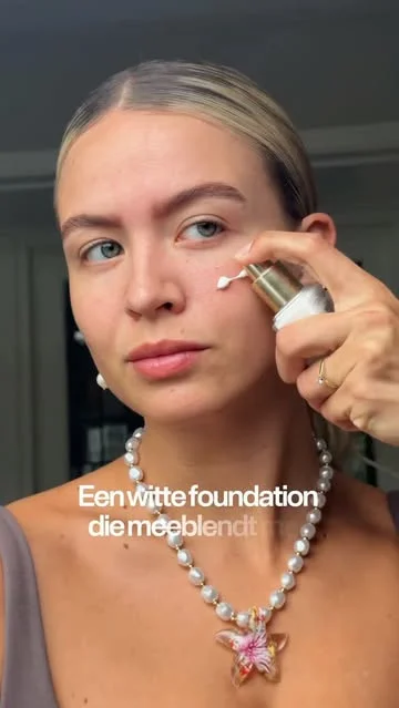 The famous changing foundation for light-medium skin! 🤍 Try it yourself to s...